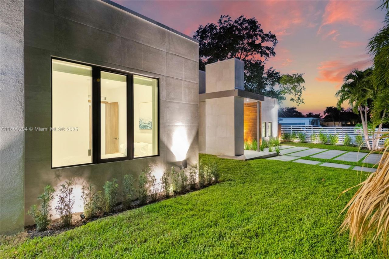 2110 NE 197th Ter, Miami, FL 33179 Photo