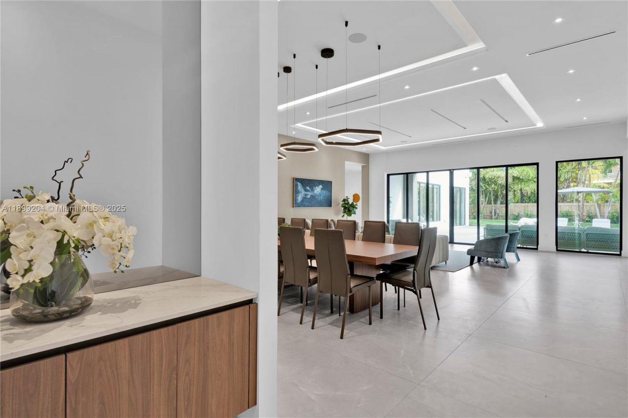 2110 NE 197th Ter, Miami, FL 33179 Photo