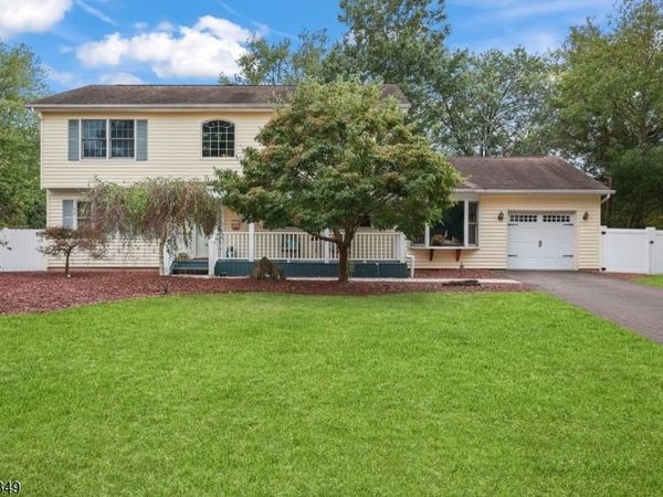 11 Oxford Rd, Manalapan, NJ 07726