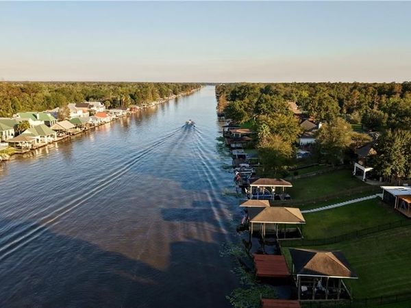12252 RIVER HIGHLANDS Drive, St Amant, LA 70774