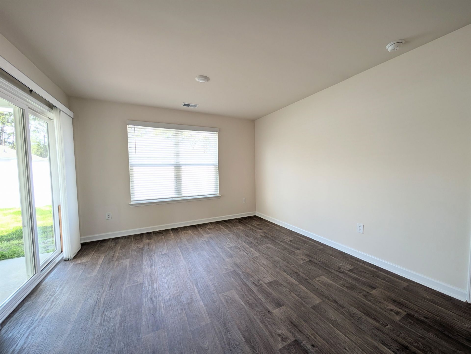 869 Twickenham Loop Photo 10