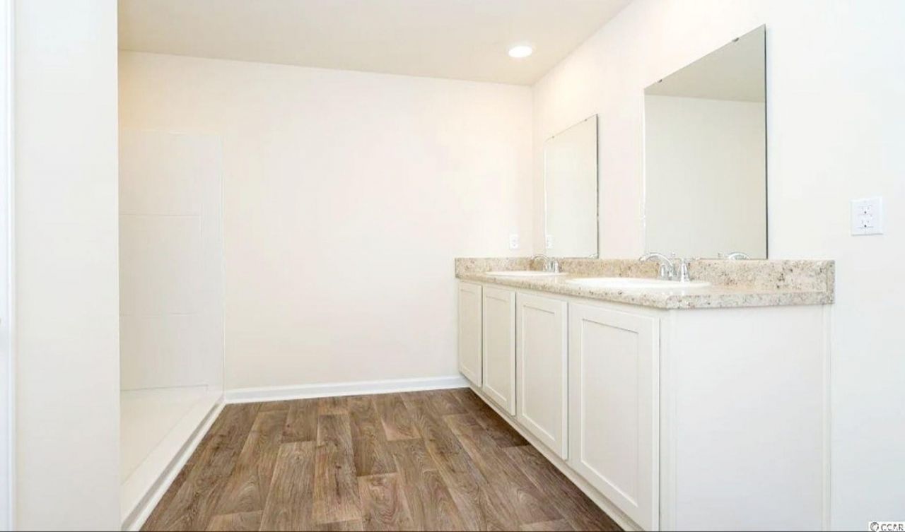 869 Twickenham Loop Photo 11