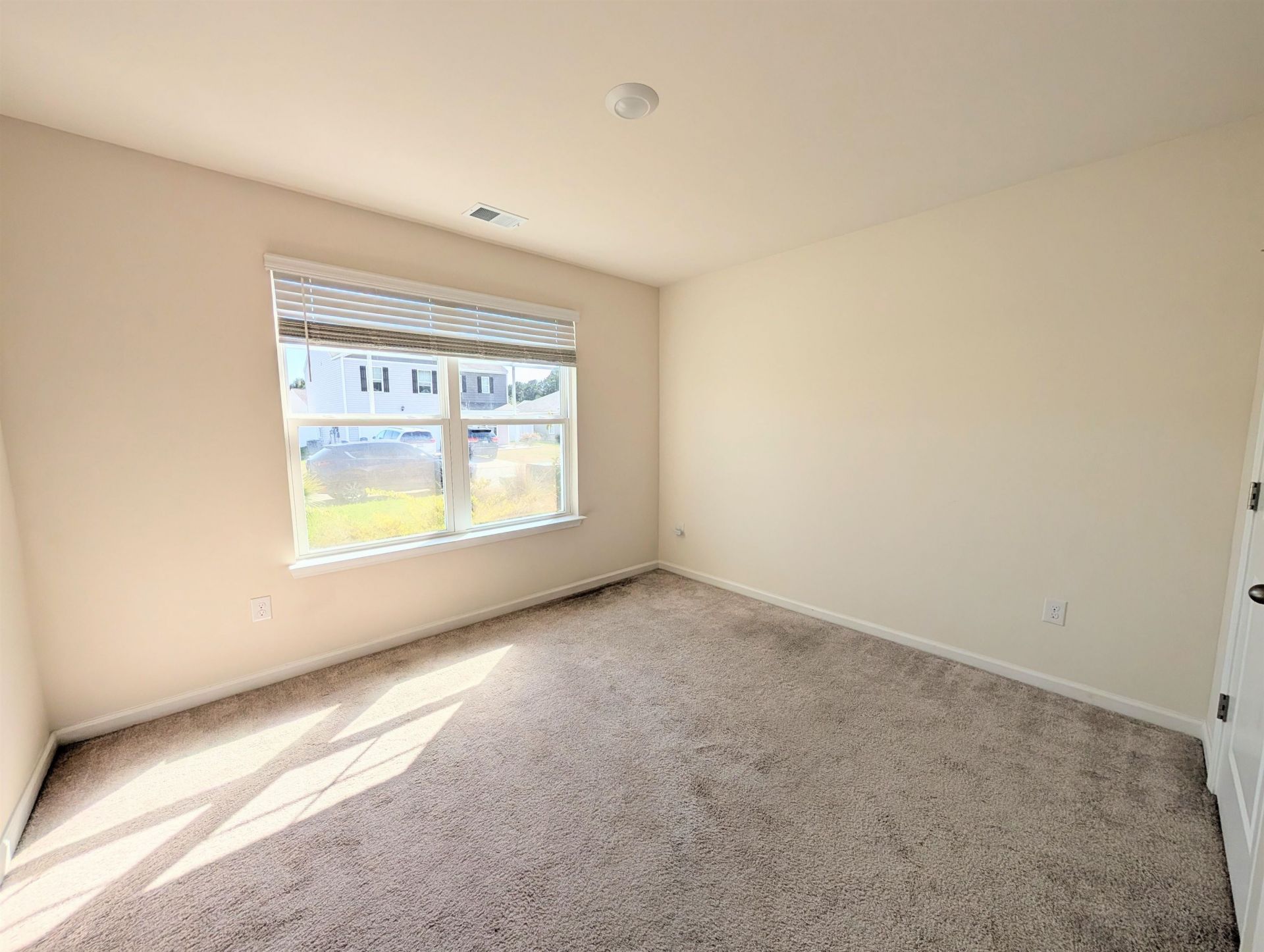 869 Twickenham Loop Photo 11