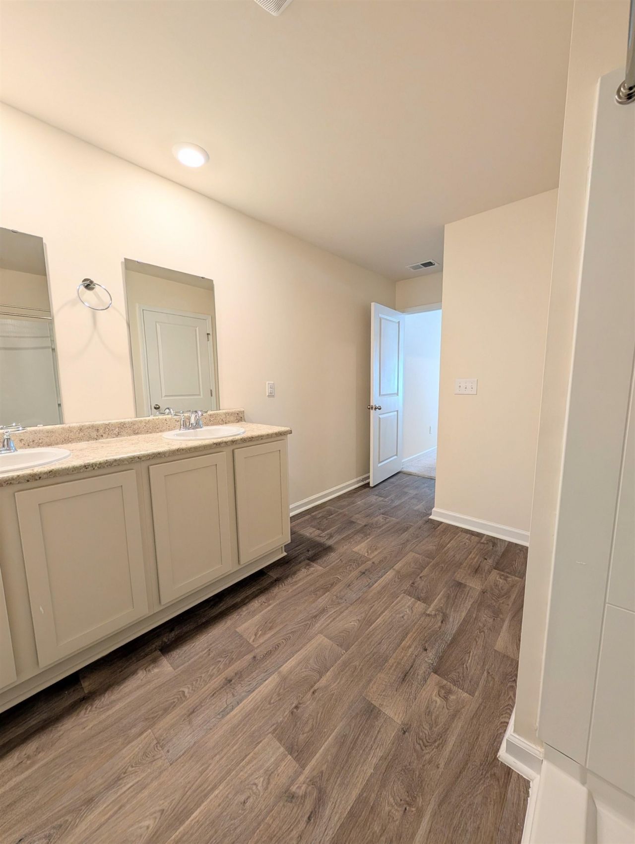 869 Twickenham Loop Photo 25