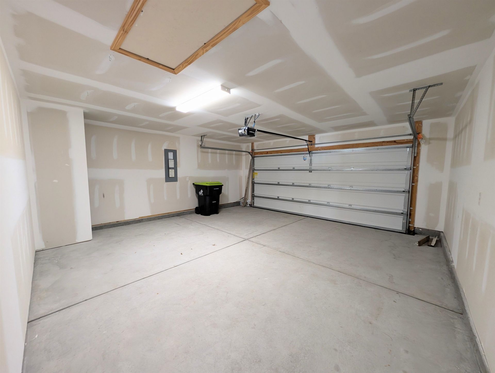 869 Twickenham Loop Photo 28