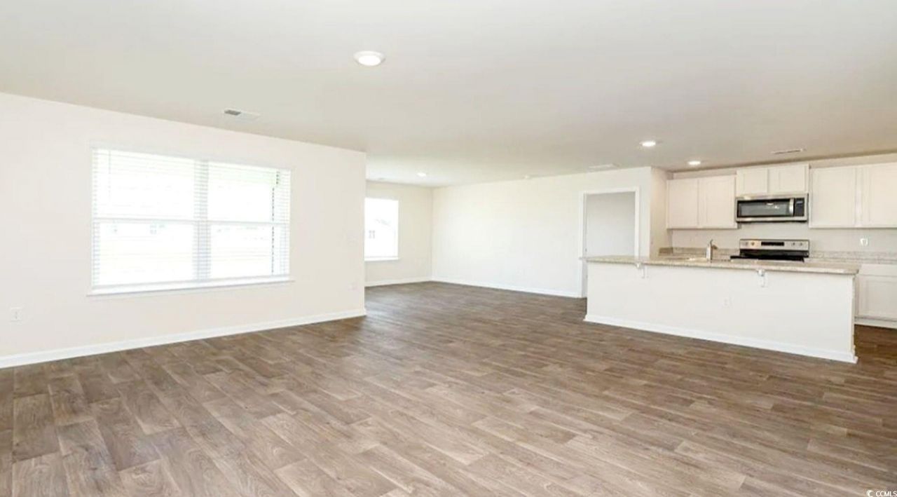 869 Twickenham Loop Photo 5