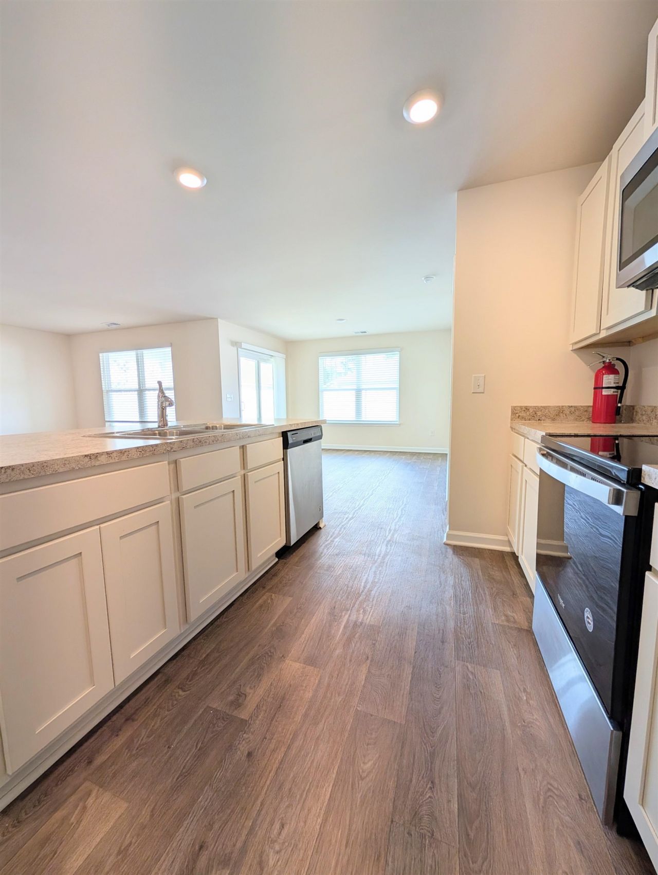 869 Twickenham Loop Photo 5