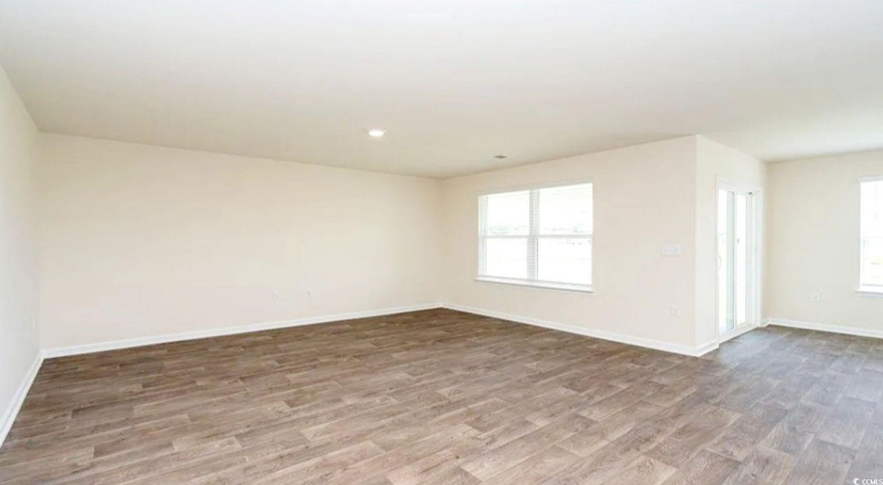 869 Twickenham Loop Photo 6