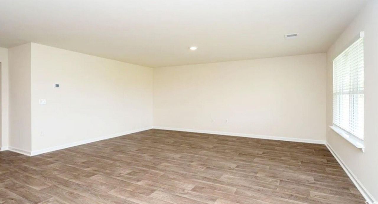 869 Twickenham Loop Photo 7