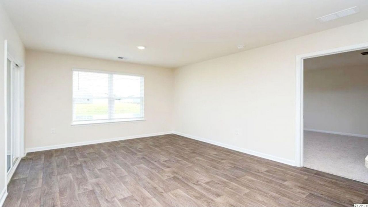 869 Twickenham Loop Photo 8