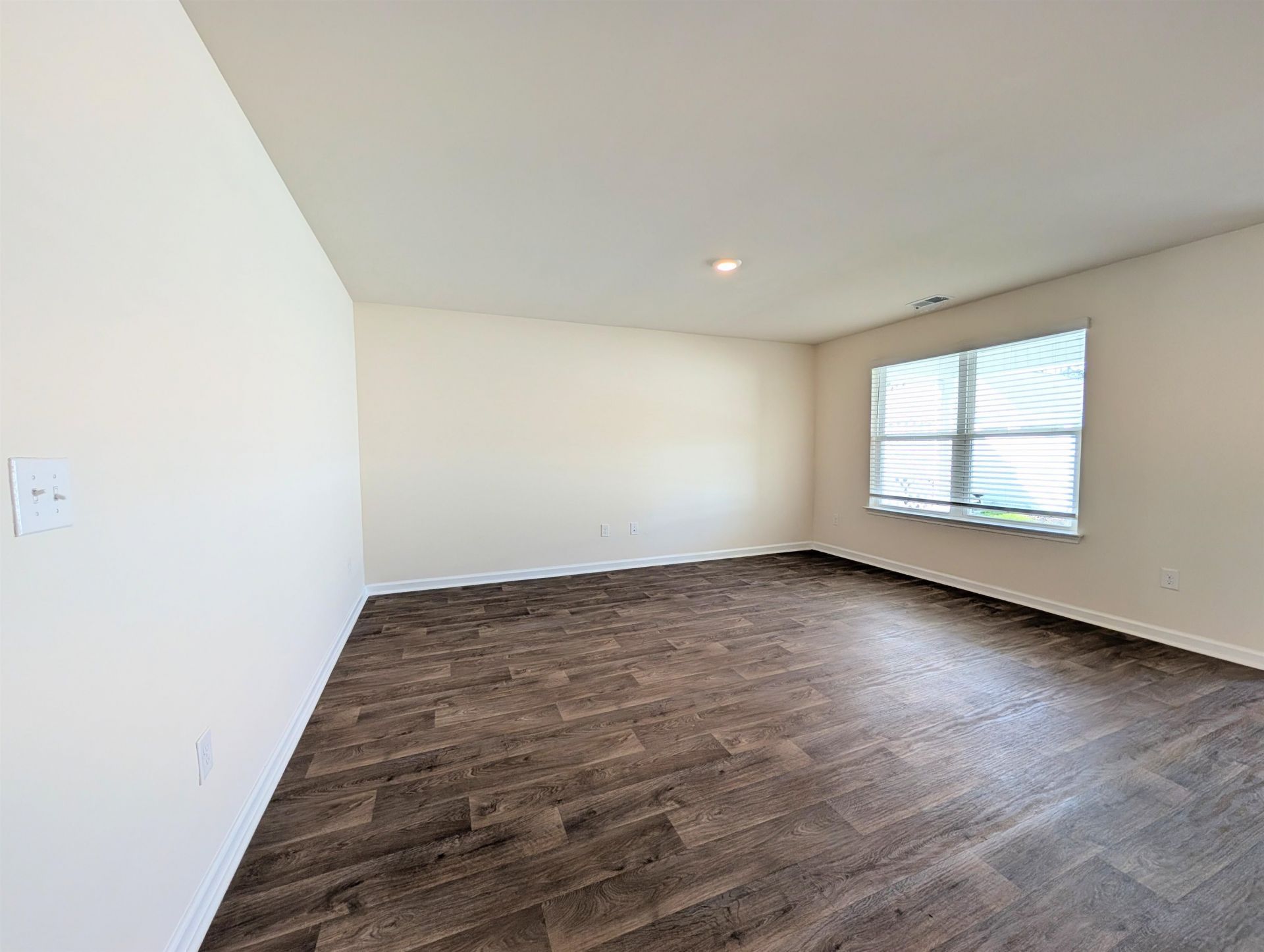 869 Twickenham Loop Photo 8