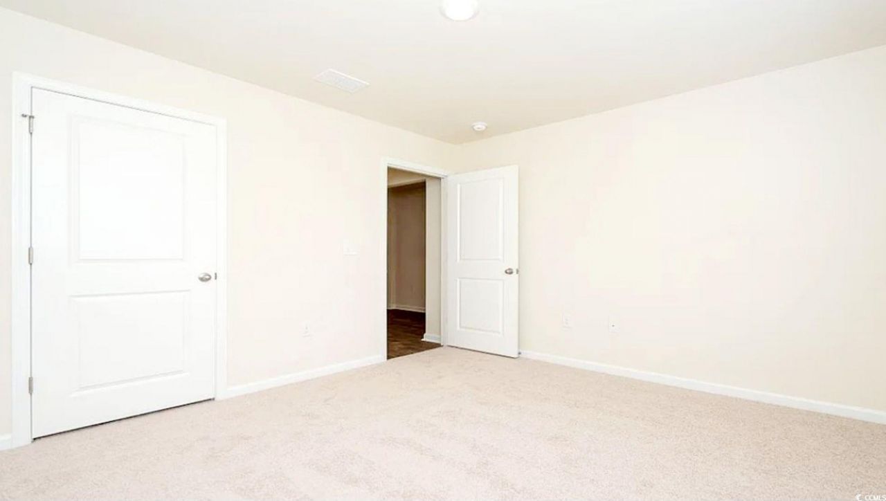 869 Twickenham Loop Photo 9