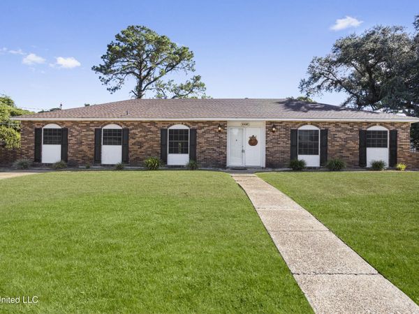 8 Lexington Place, Gulfport, MS 39507