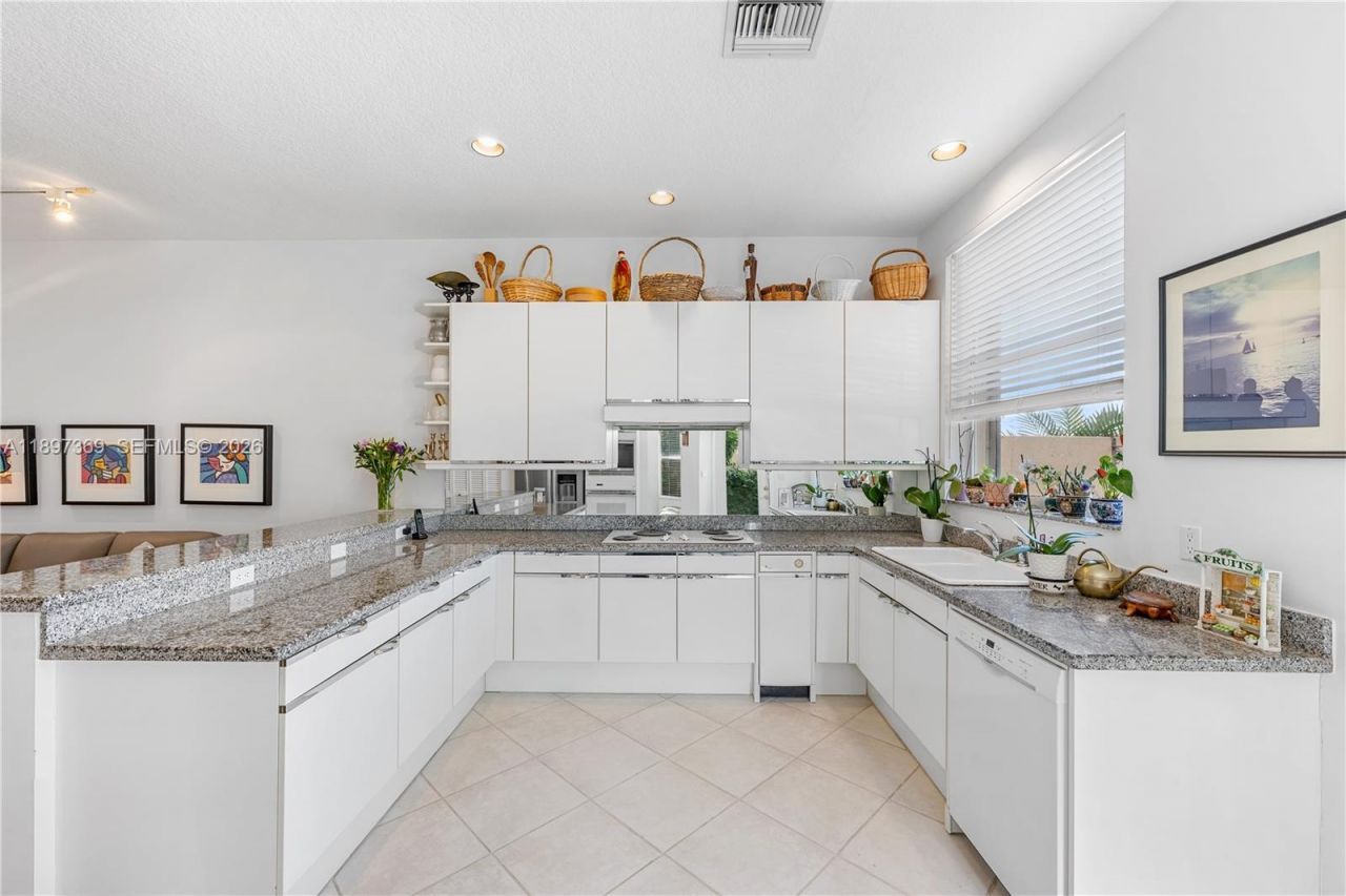 3699 NE 208th Ter, Aventura, FL 33180 Photo