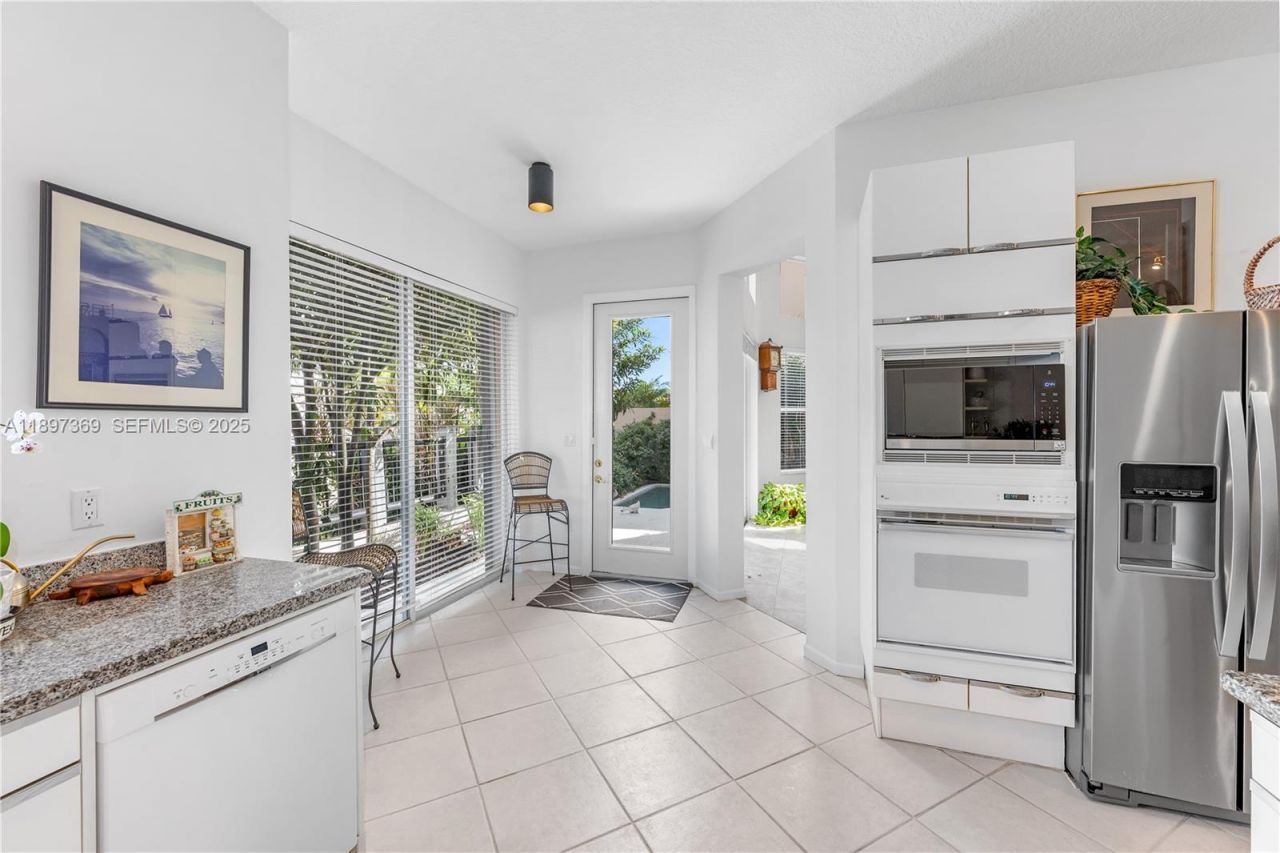 3699 NE 208th Ter, Aventura, FL 33180 Photo