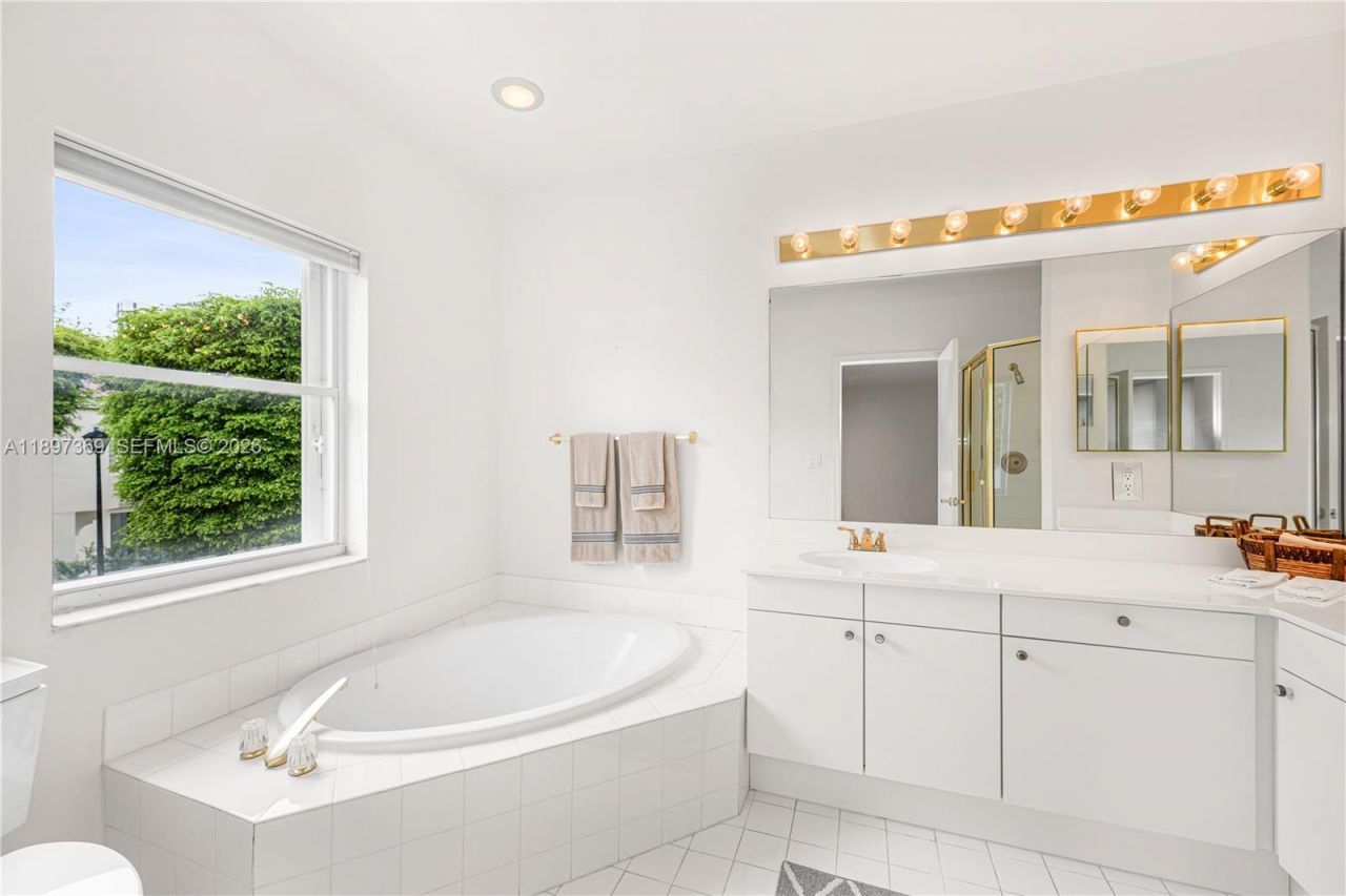 3699 NE 208th Ter, Aventura, FL 33180 Photo
