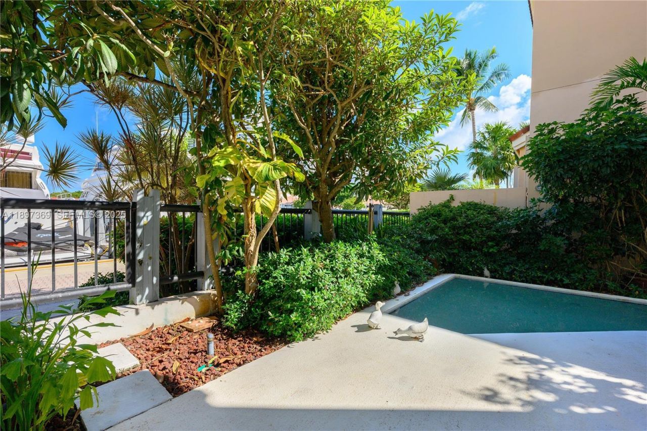 3699 NE 208th Ter, Aventura, FL 33180 Photo