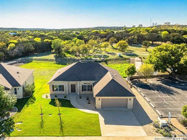 2011 N Athens Ave., Kerrville, TX 78028