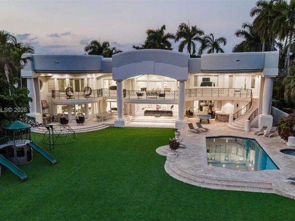 929 N Southlake Dr, Hollywood, FL 33019