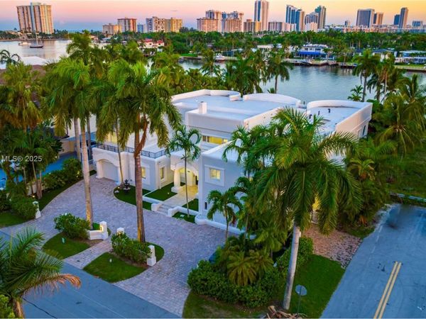 929 N Southlake Dr, Hollywood, FL 33019