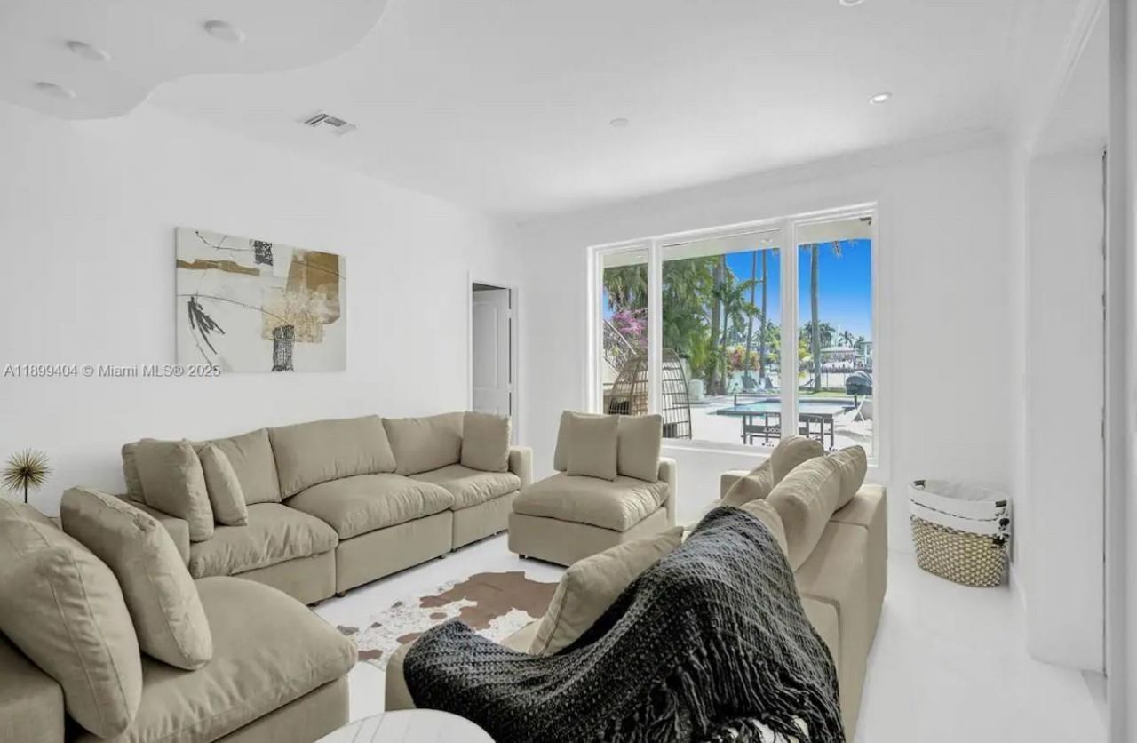 929 N Southlake Dr, Hollywood, FL 33019 Photo