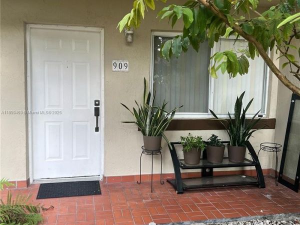 431 NW 82nd Ave, Unit 909, Miami, FL 33126