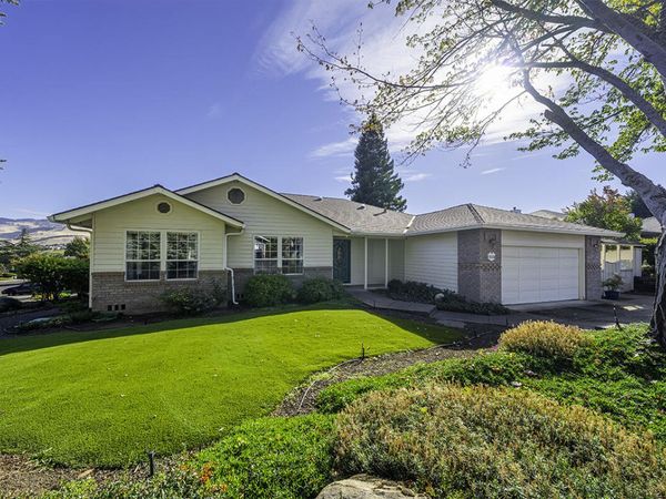 938 Cypress Point Loop, Ashland, OR 97520
