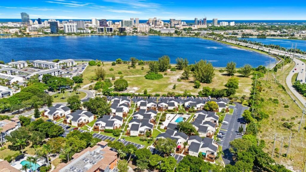 643 Executive Center Drive, Unit Q-102, West Palm Beach, FL 33401 Photo