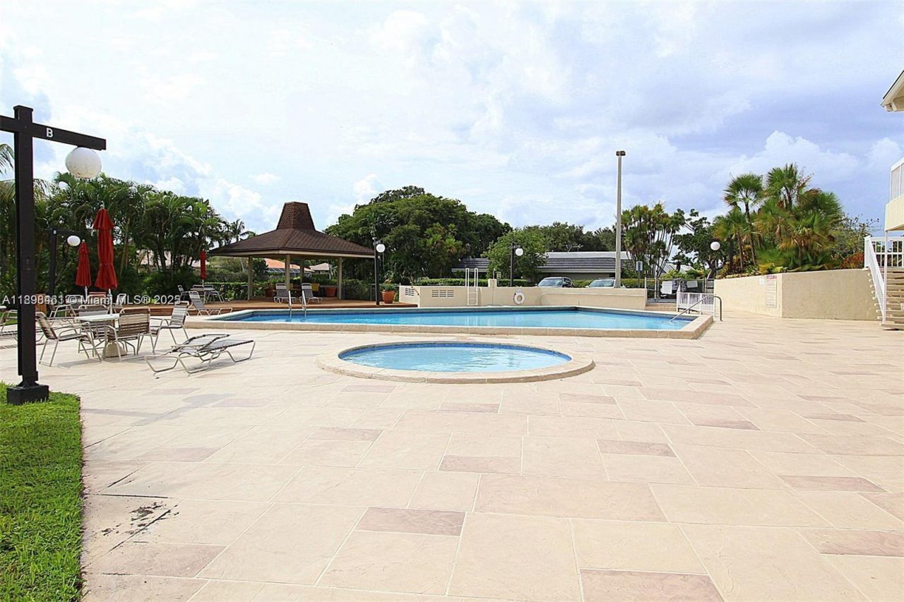 7900 Camino Cir, Unit 403, Miami, FL 33143 Photo