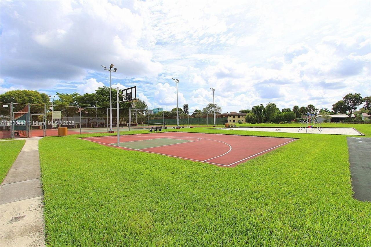 7900 Camino Cir, Unit 403, Miami, FL 33143 Photo