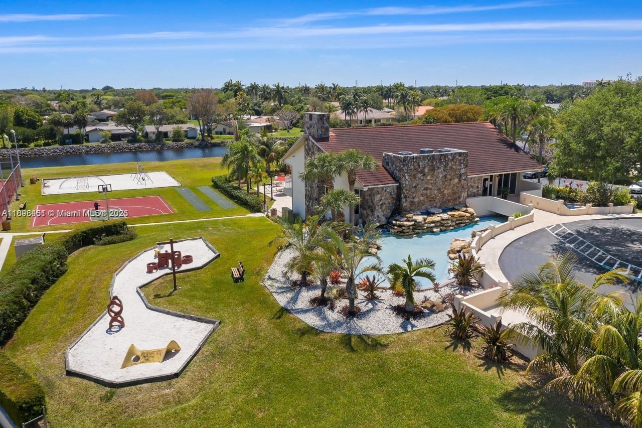 7900 Camino Cir, Unit 403, Miami, FL 33143 Photo