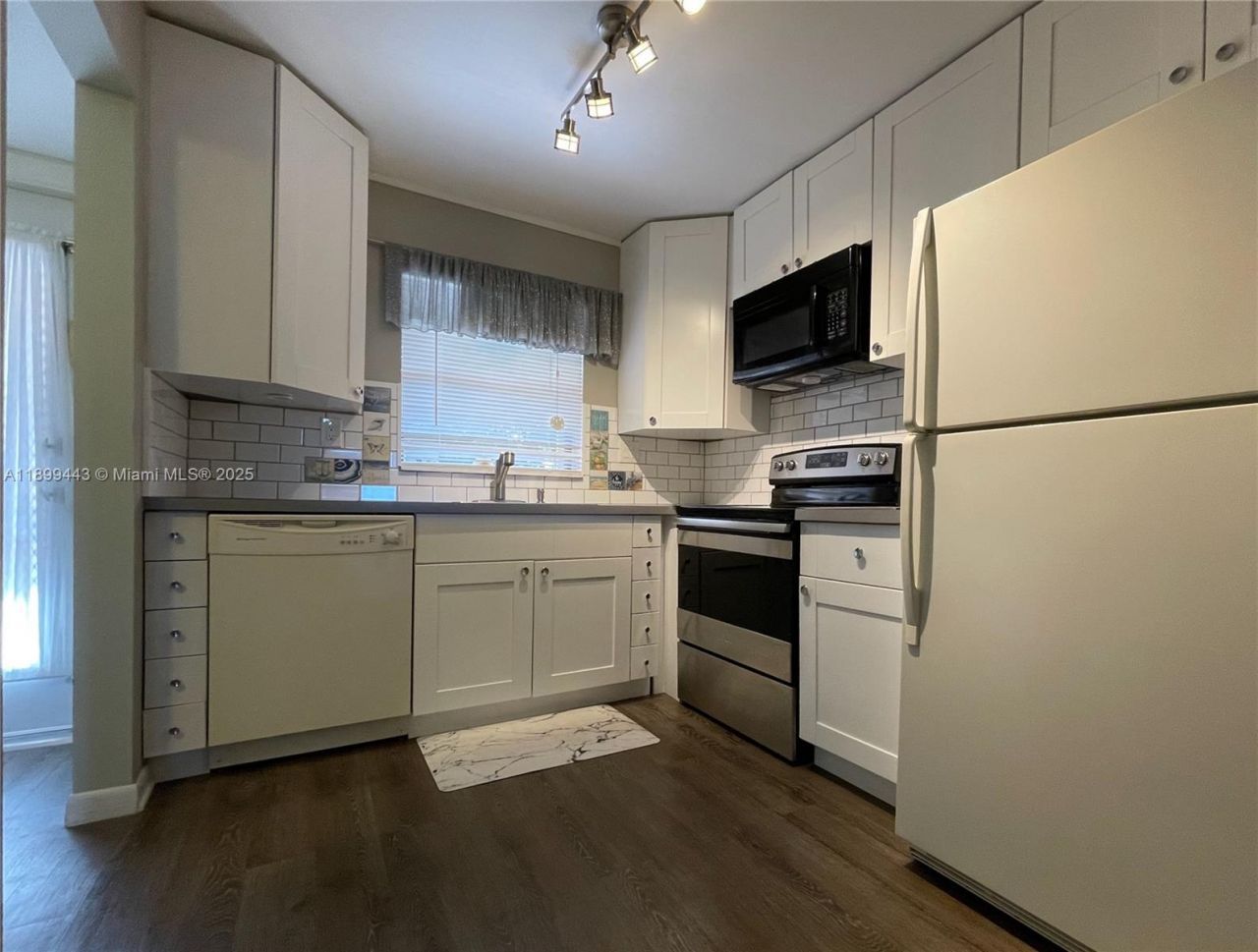 10123 Sunrise Lakes Blvd, Unit 208, Sunrise, FL 33322 Photo