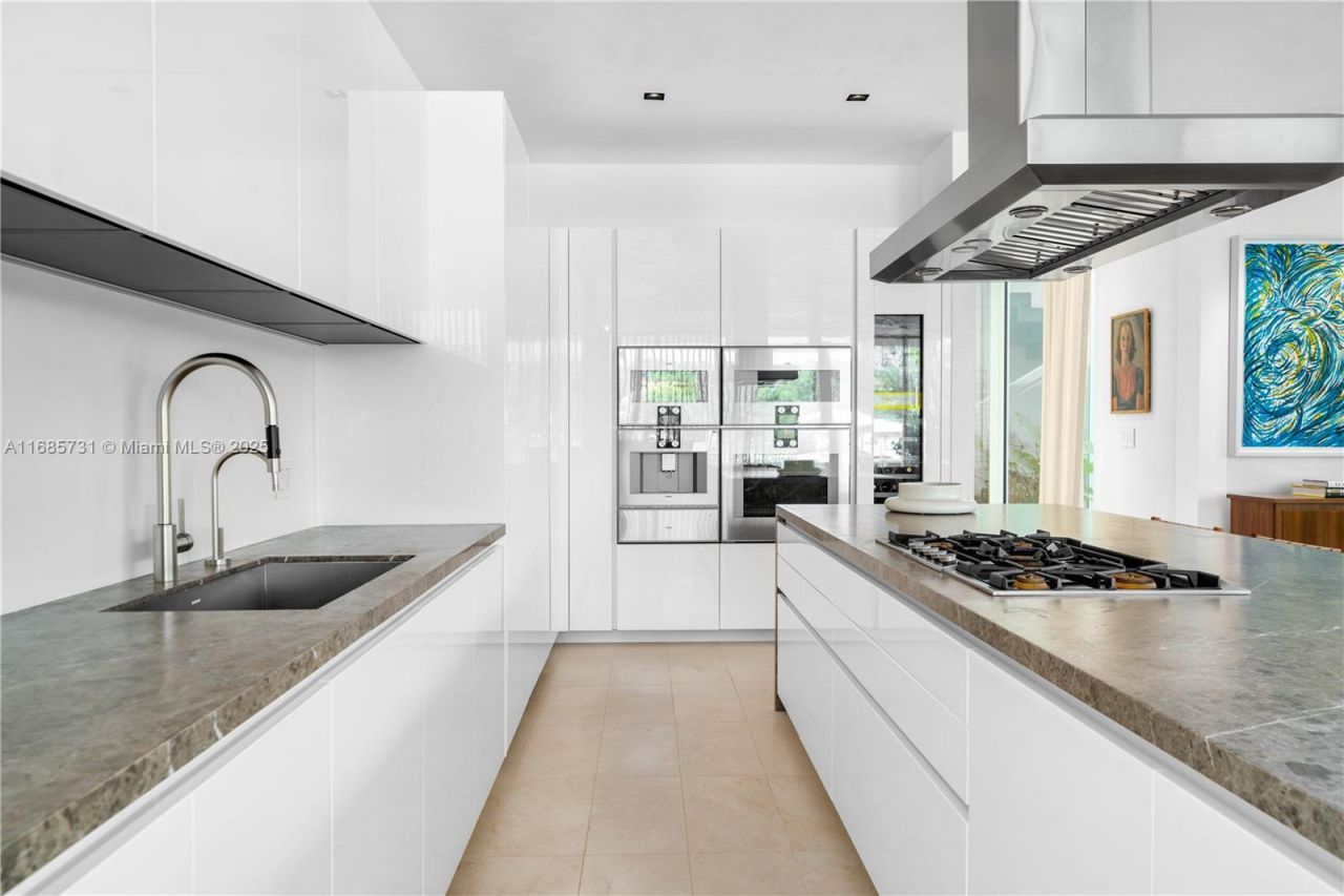 1041 W 48th St, Miami Beach, FL 33140 Photo