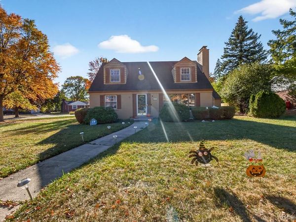 28025 Sunset Boulevard W, Lathrup Village, MI 48076