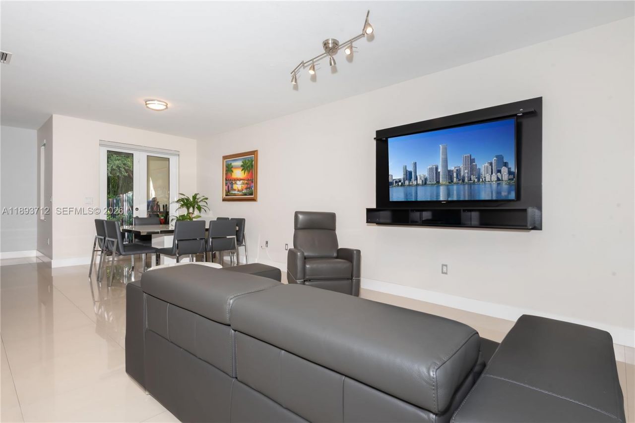 10742 NW 74th Ln, Doral, FL 33178 Photo