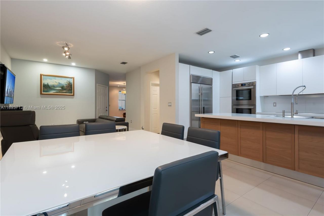 10742 NW 74th Ln, Doral, FL 33178 Photo