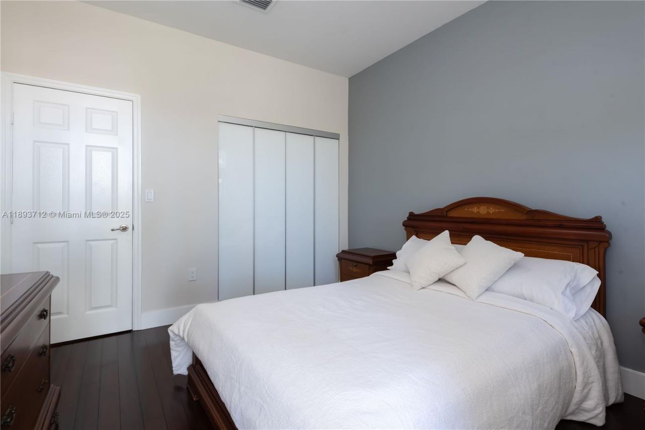 10742 NW 74th Ln, Doral, FL 33178 Photo