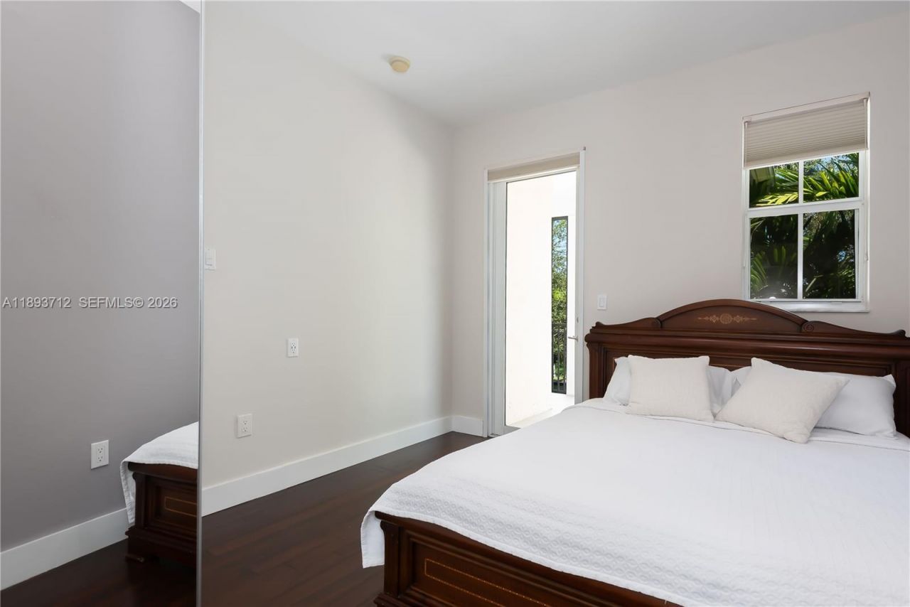 10742 NW 74th Ln, Doral, FL 33178 Photo