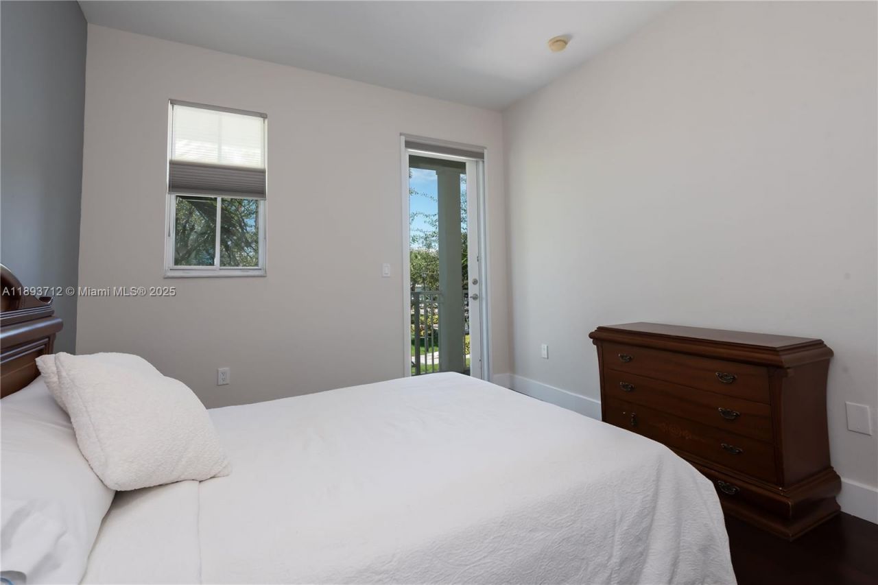 10742 NW 74th Ln, Doral, FL 33178 Photo