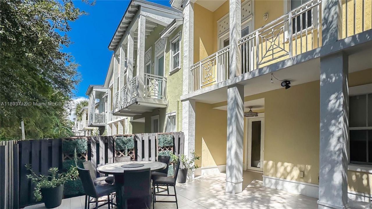 10742 NW 74th Ln, Doral, FL 33178 Photo