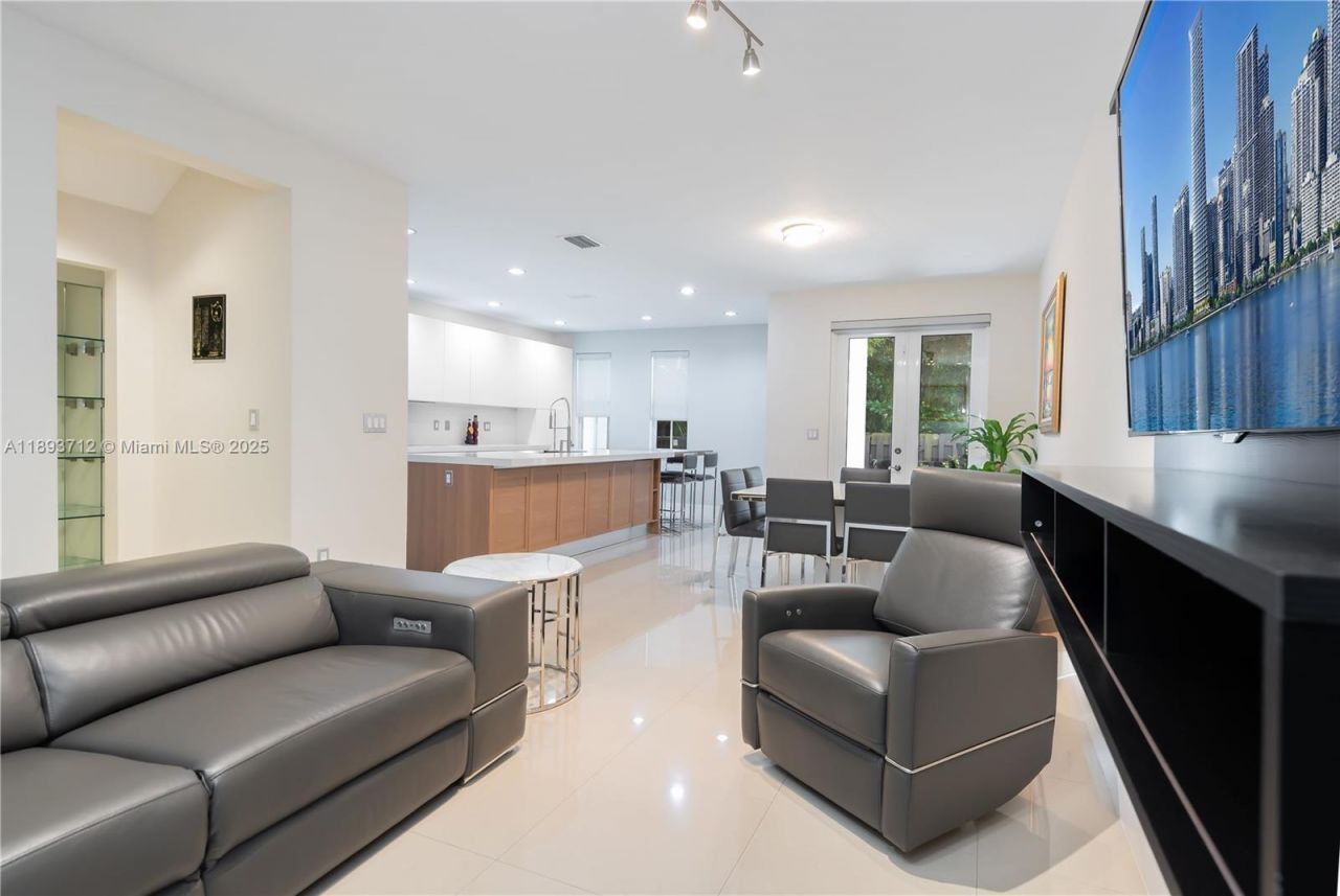 10742 NW 74th Ln, Doral, FL 33178 Photo