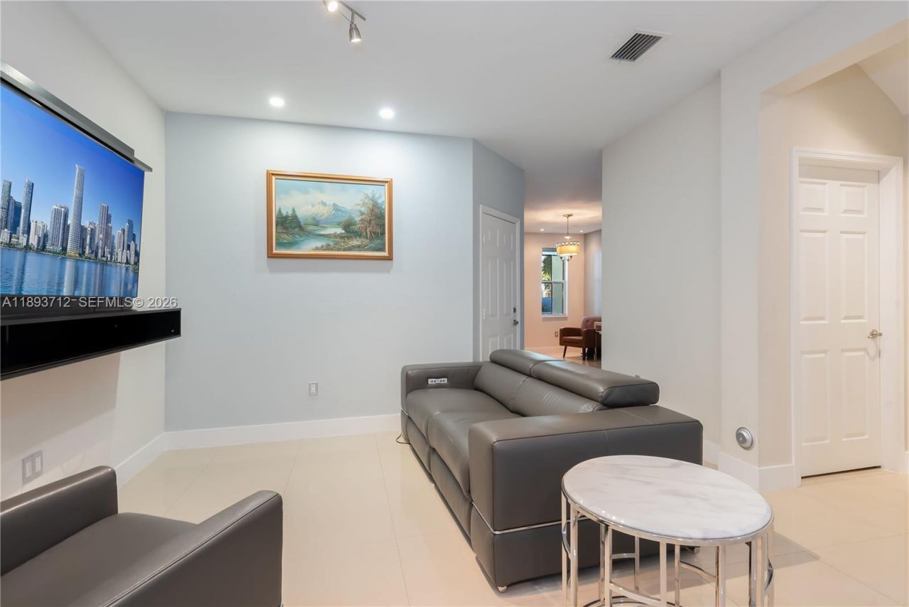 10742 NW 74th Ln, Doral, FL 33178 Photo