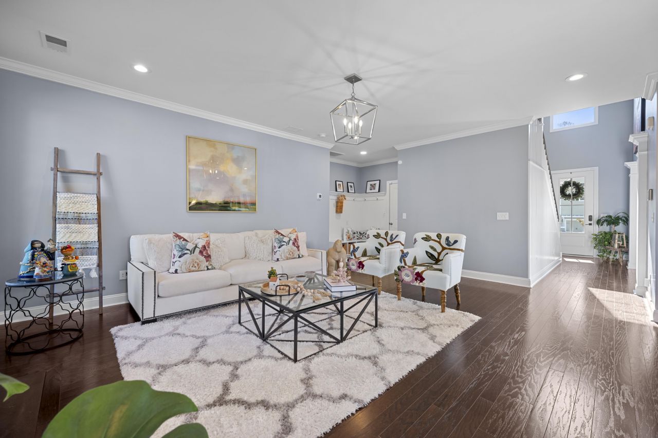 1060 Hunt Club Photo 16