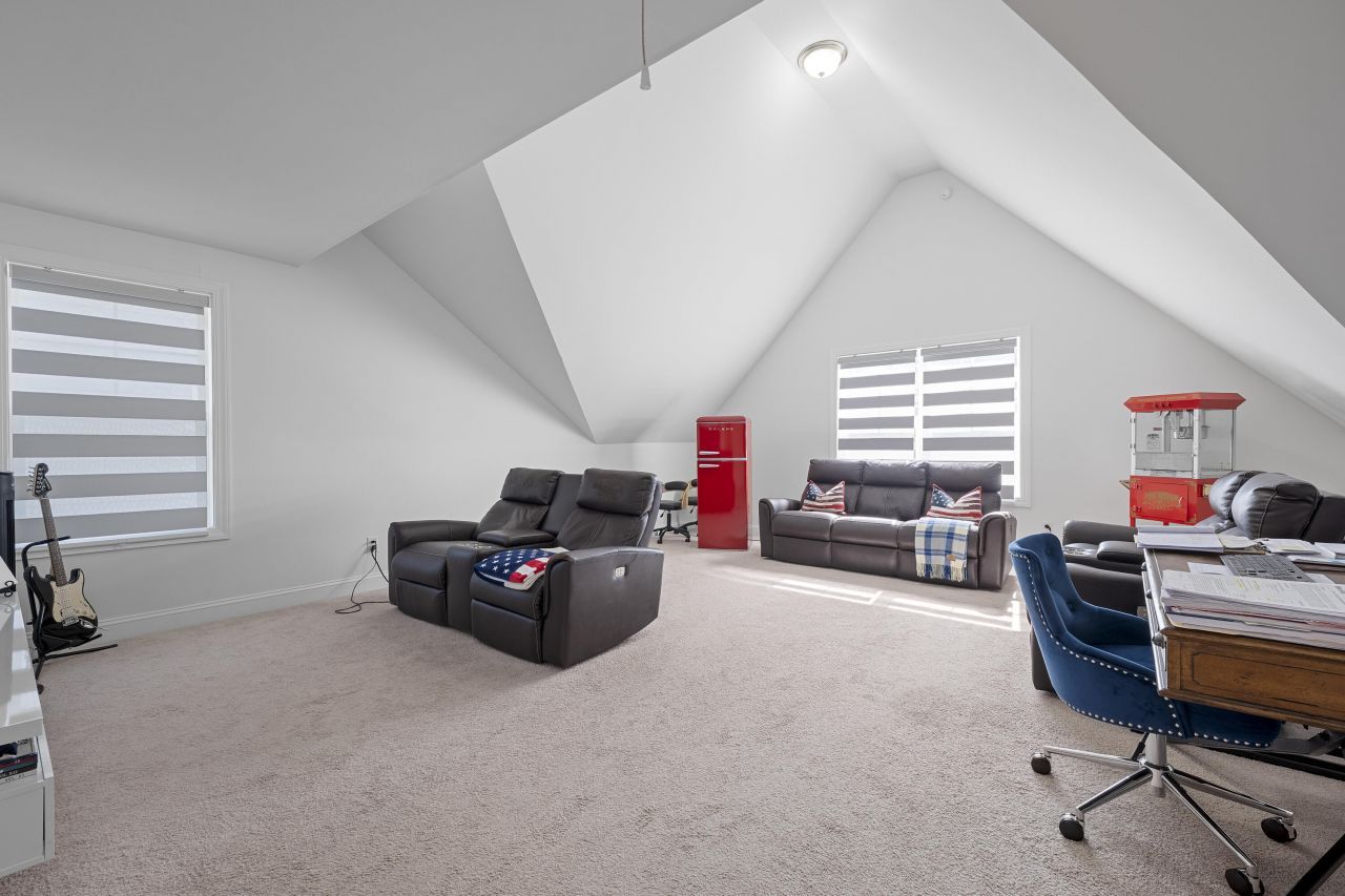 1060 Hunt Club Photo 25