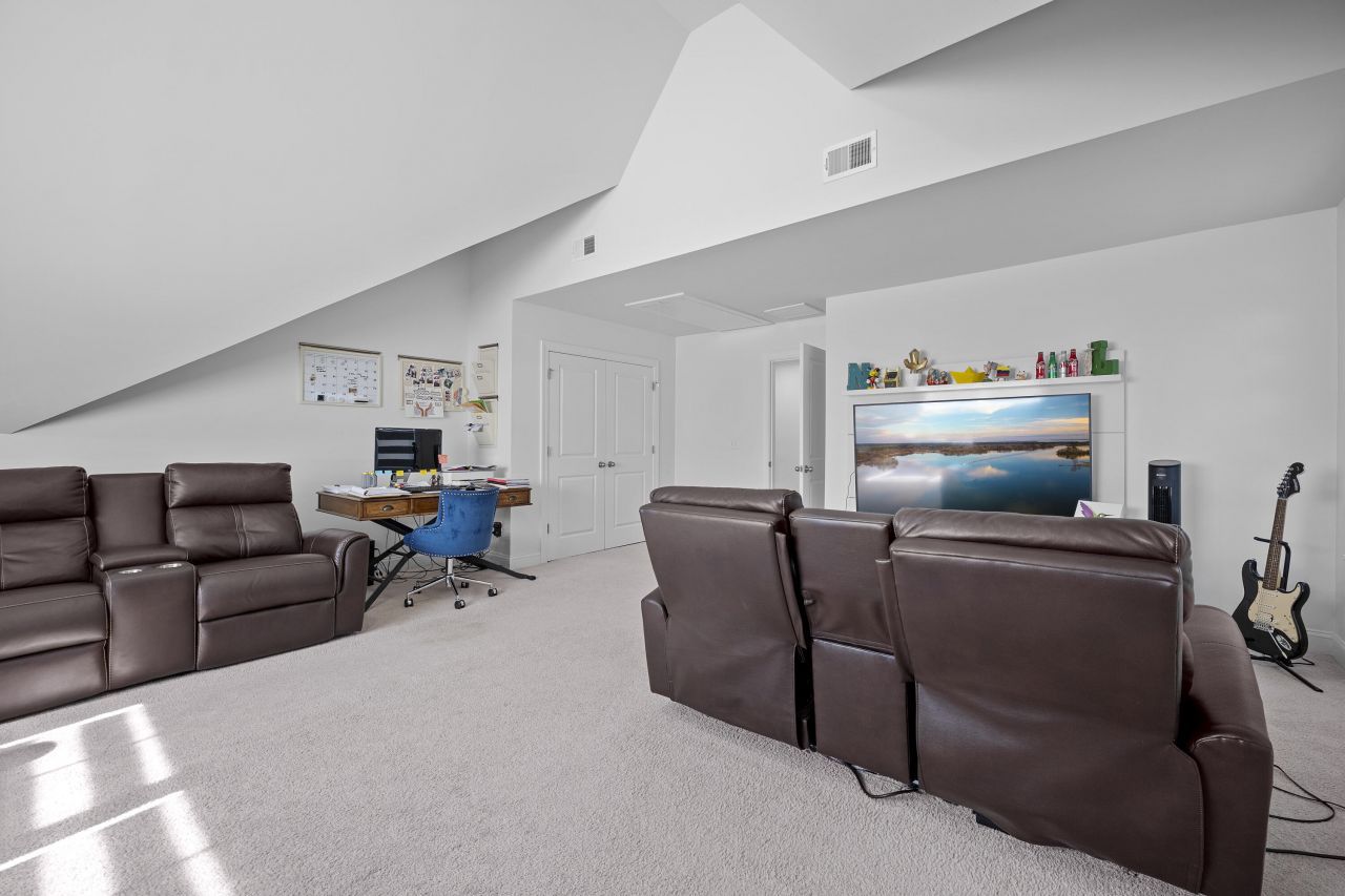 1060 Hunt Club Photo 26