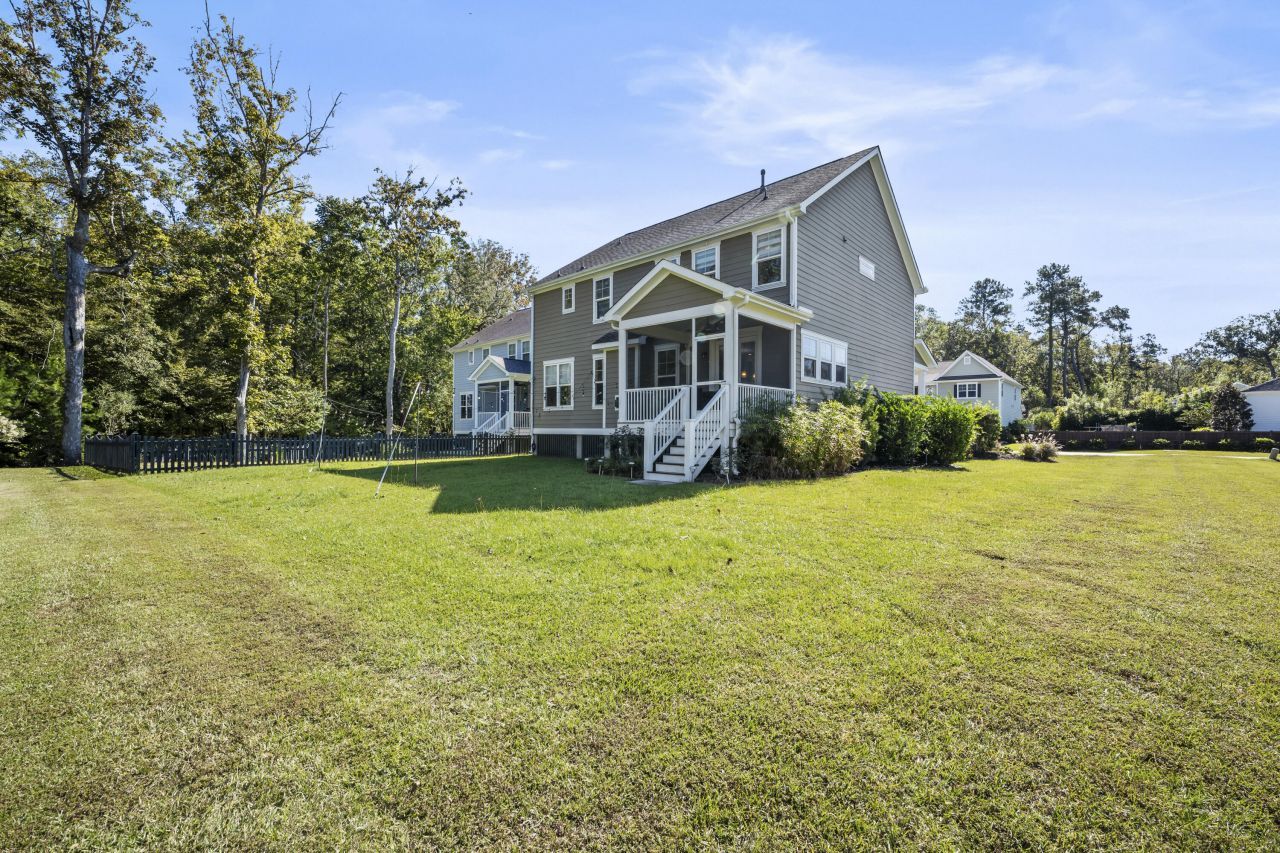 1060 Hunt Club Photo 3