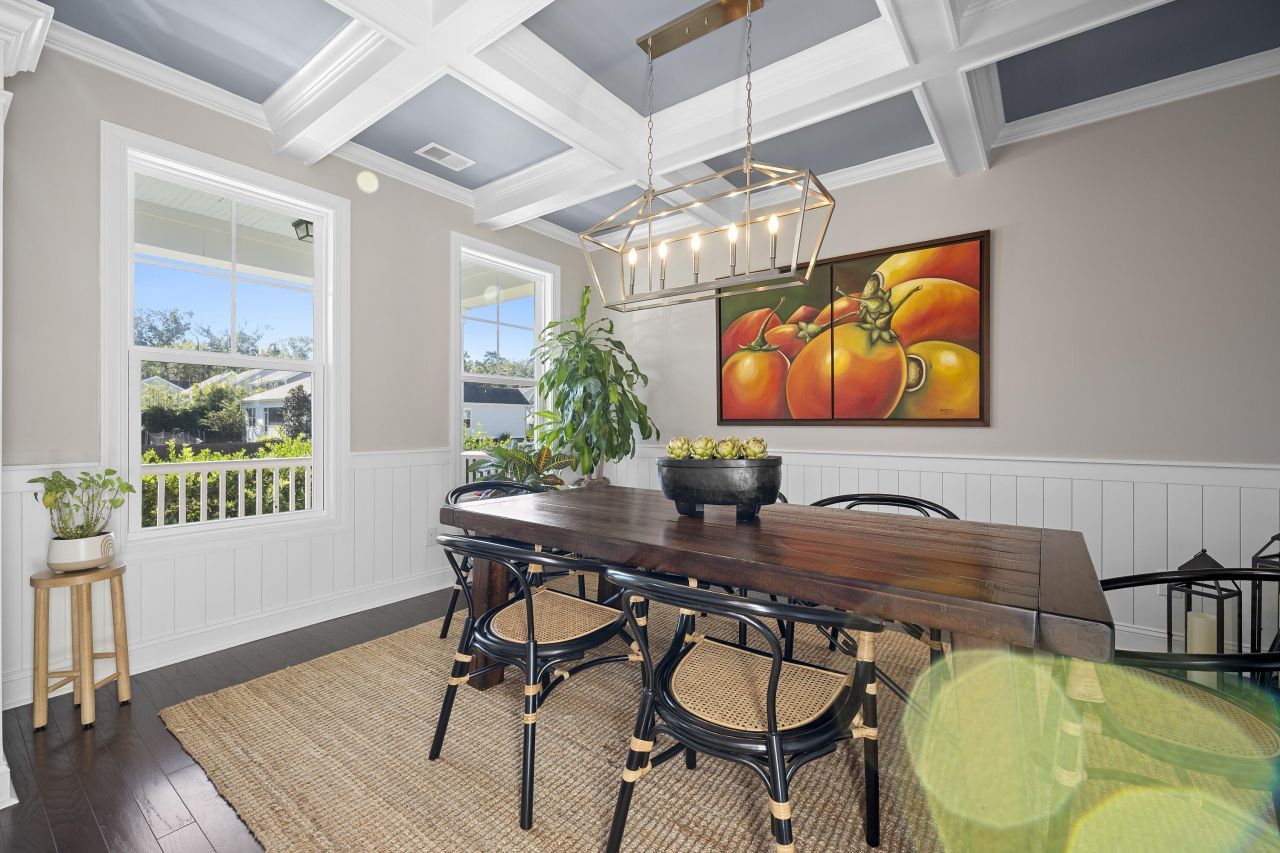 1060 Hunt Club Photo 5