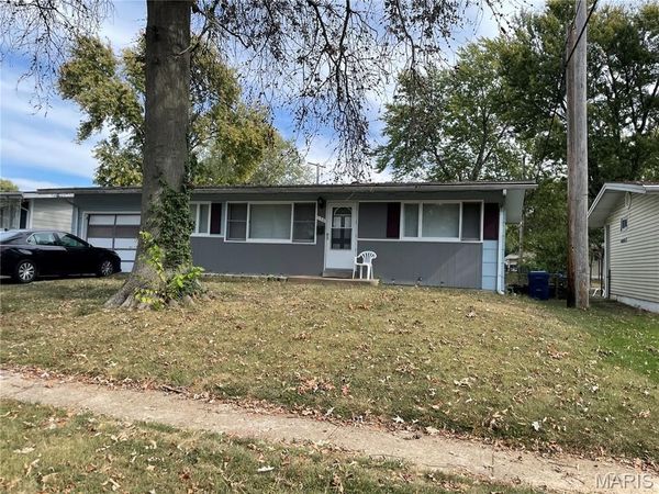 130 Dauphin Lane, Florissant, MO 63033