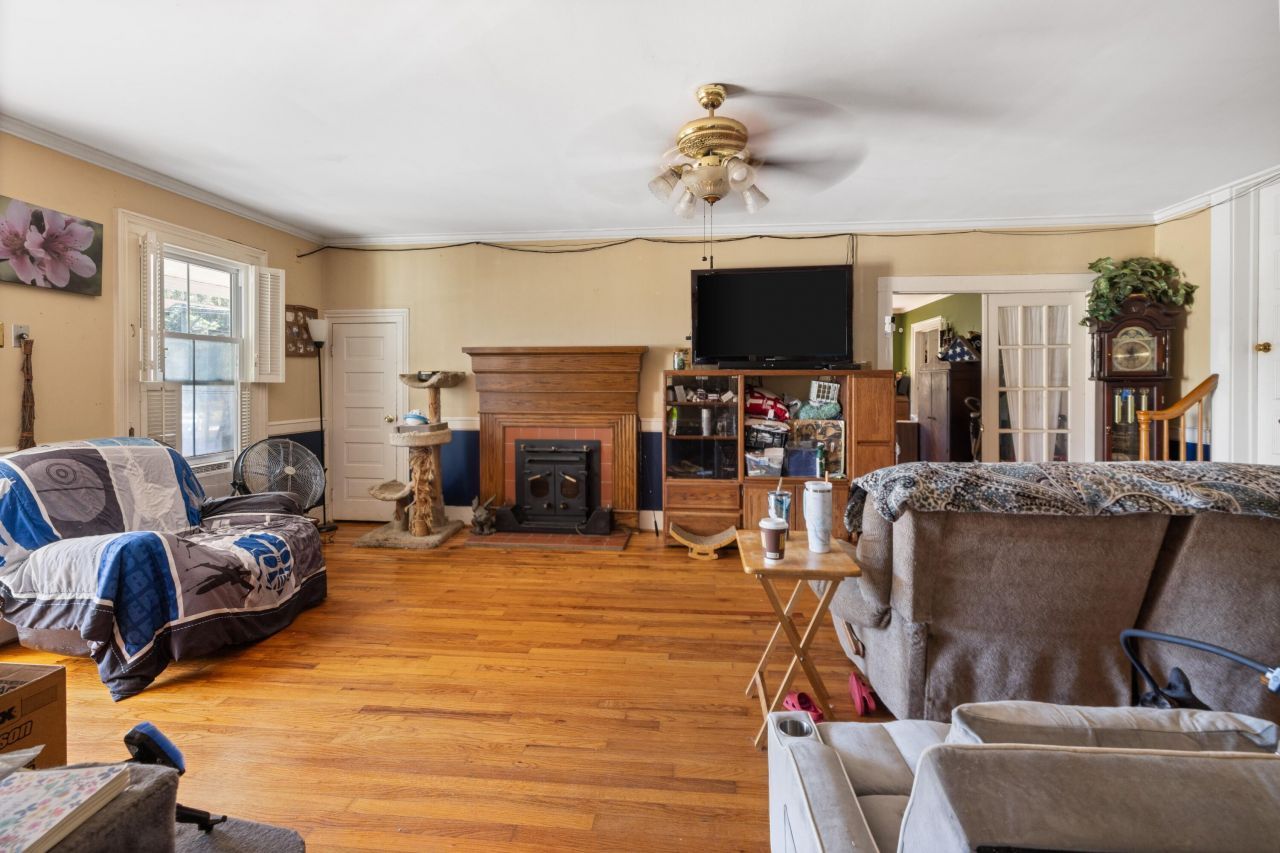 894 W 7th Street Photo 11