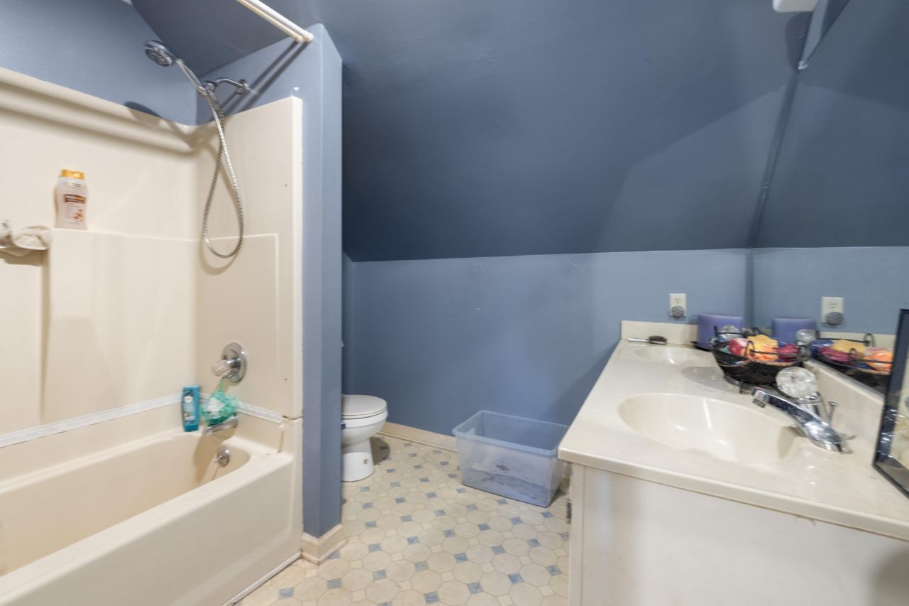 894 W 7th Street Photo 20